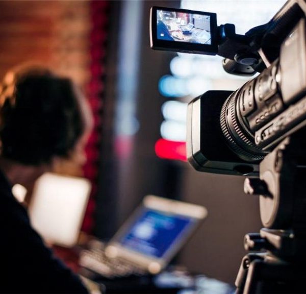 Productora audiovisual 4 1024x576 1 1 600x576